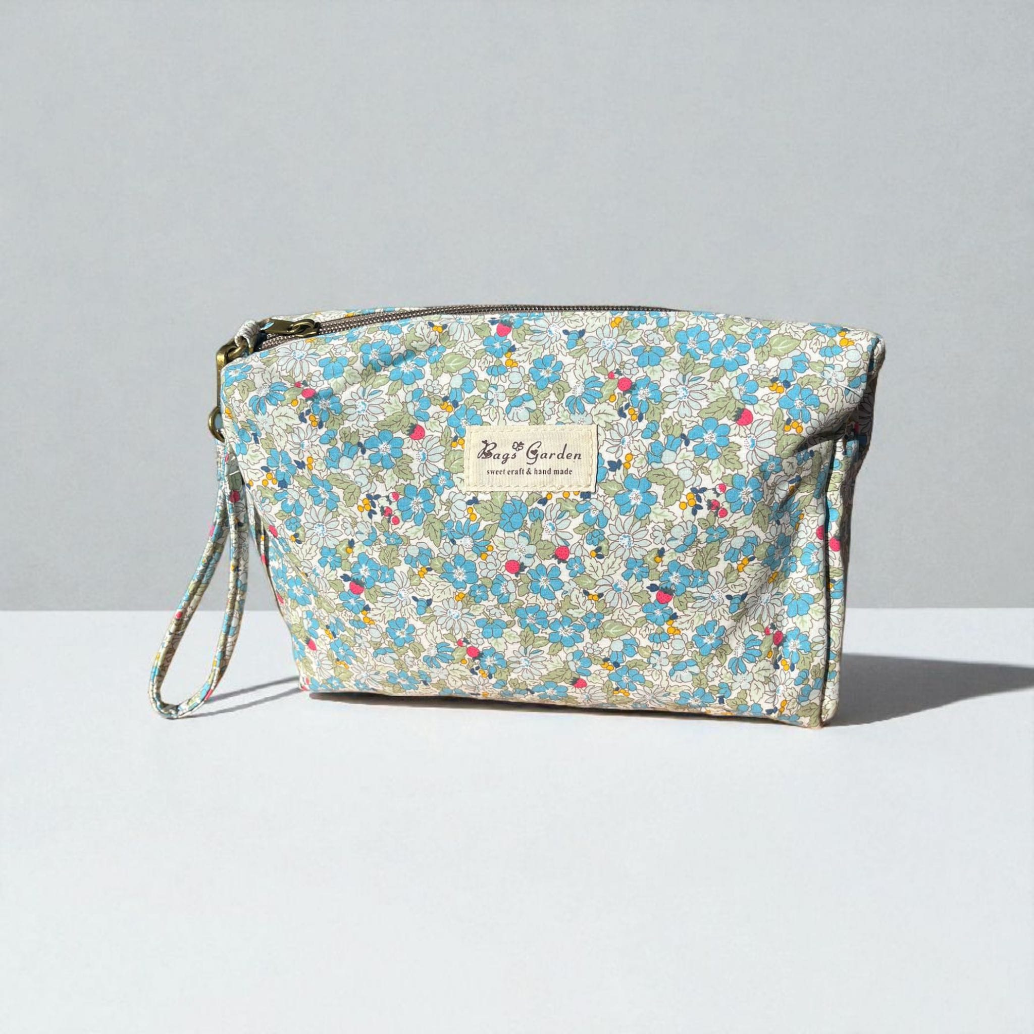 LIBERTY- Neceser azul con fresitas rojas