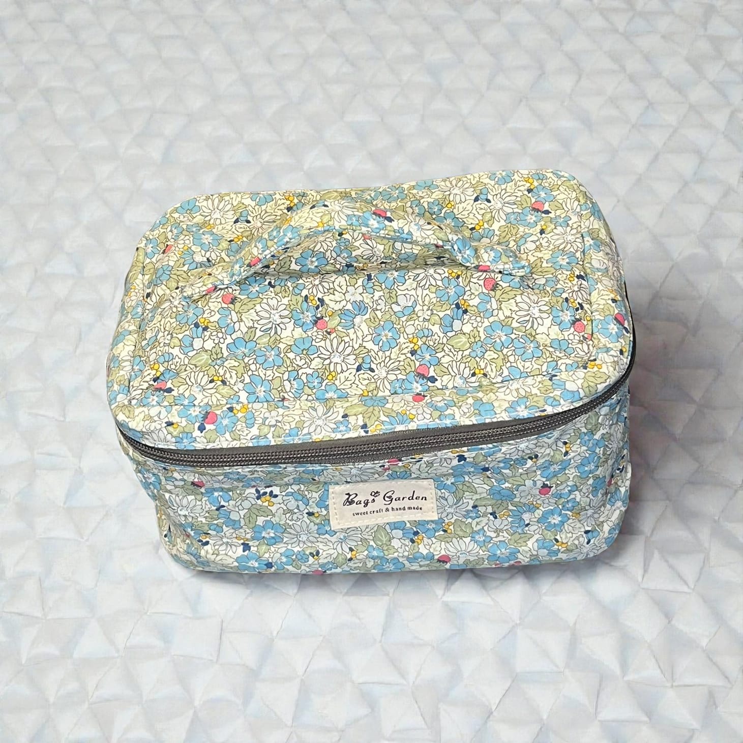 LIBERTY - Bolsa Maquillaje con asa Flores azul con fresitas rojas