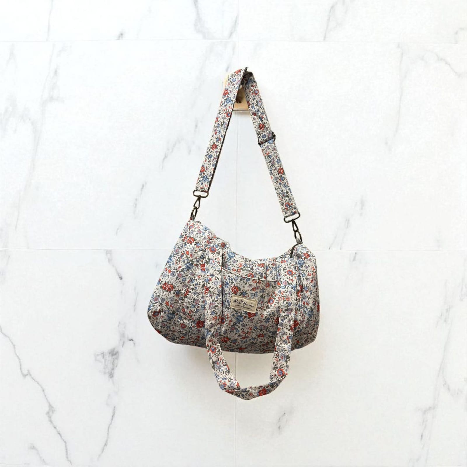 LIBERTY-  Bolsa de viaje acolchada Flores azules y naranjas