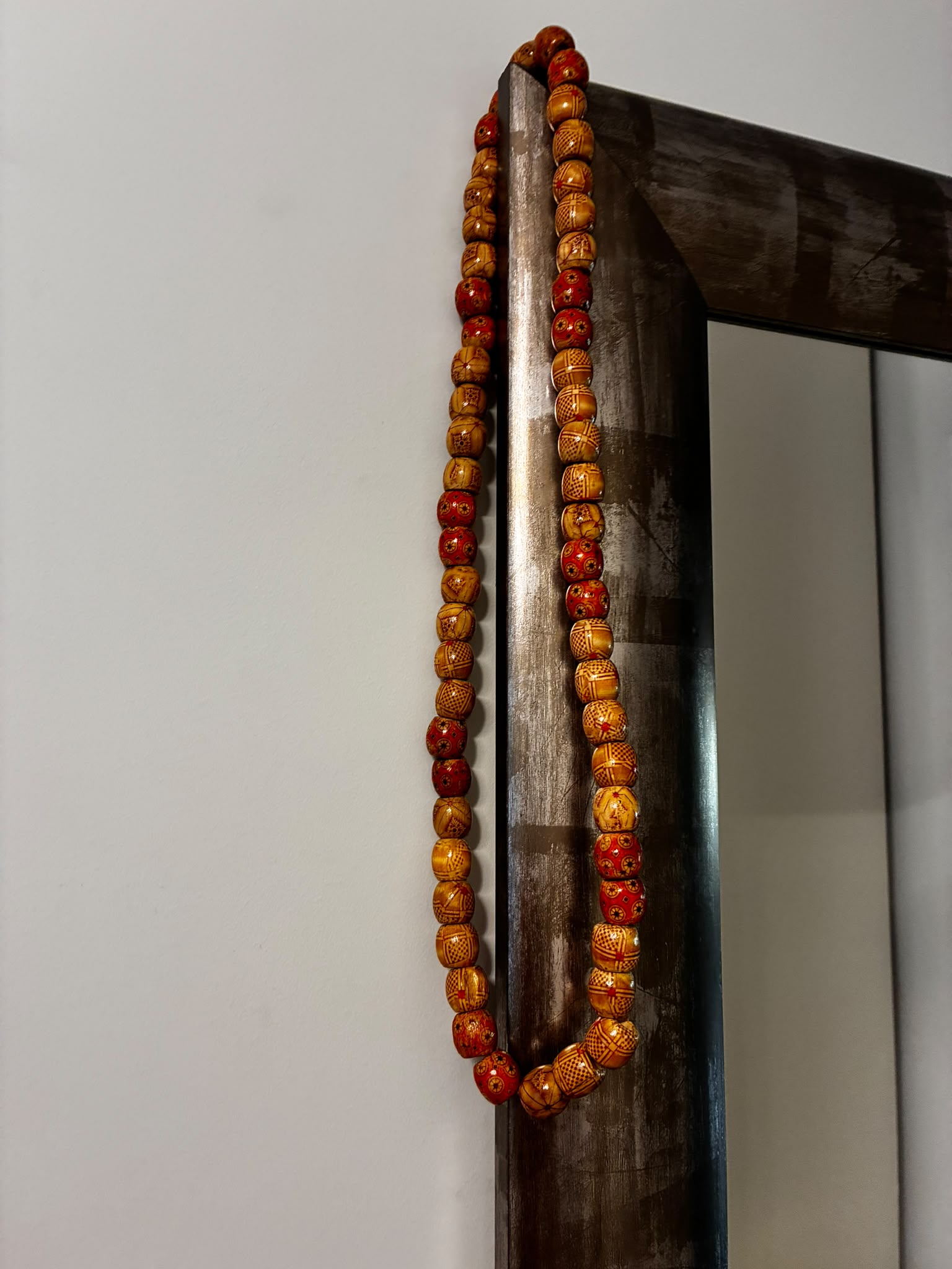 Collar en madera hindú decorado
