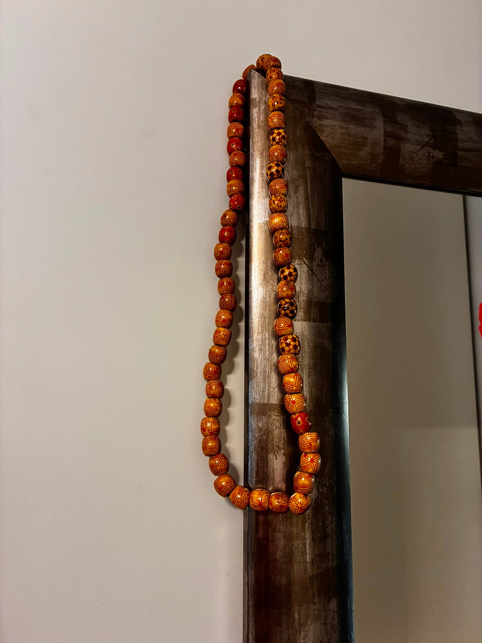 Collar en madera hindú decorado