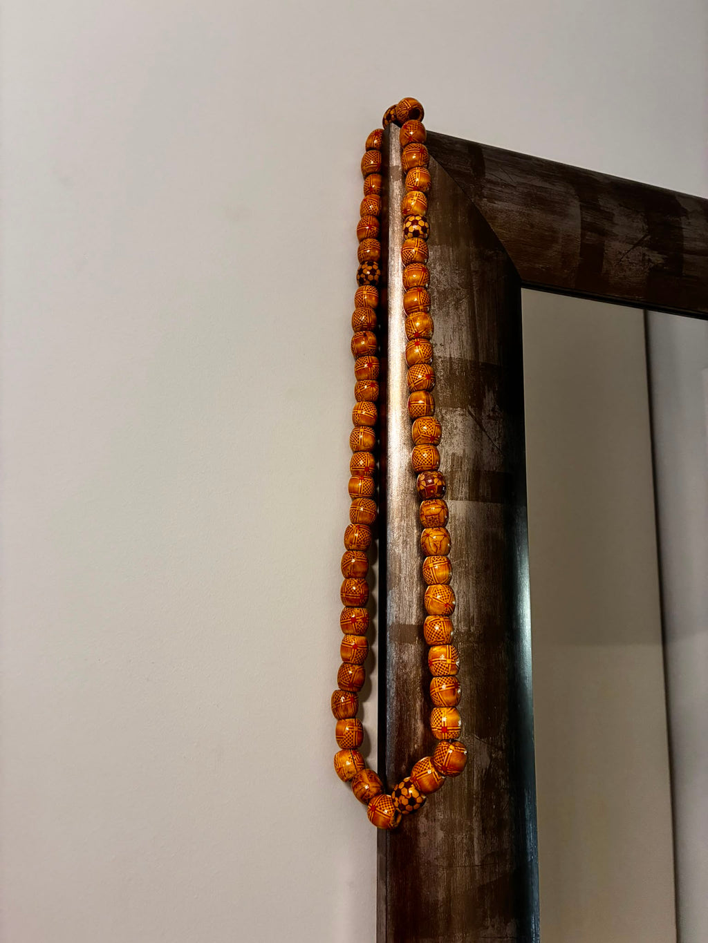 Collar en madera hindú decorado
