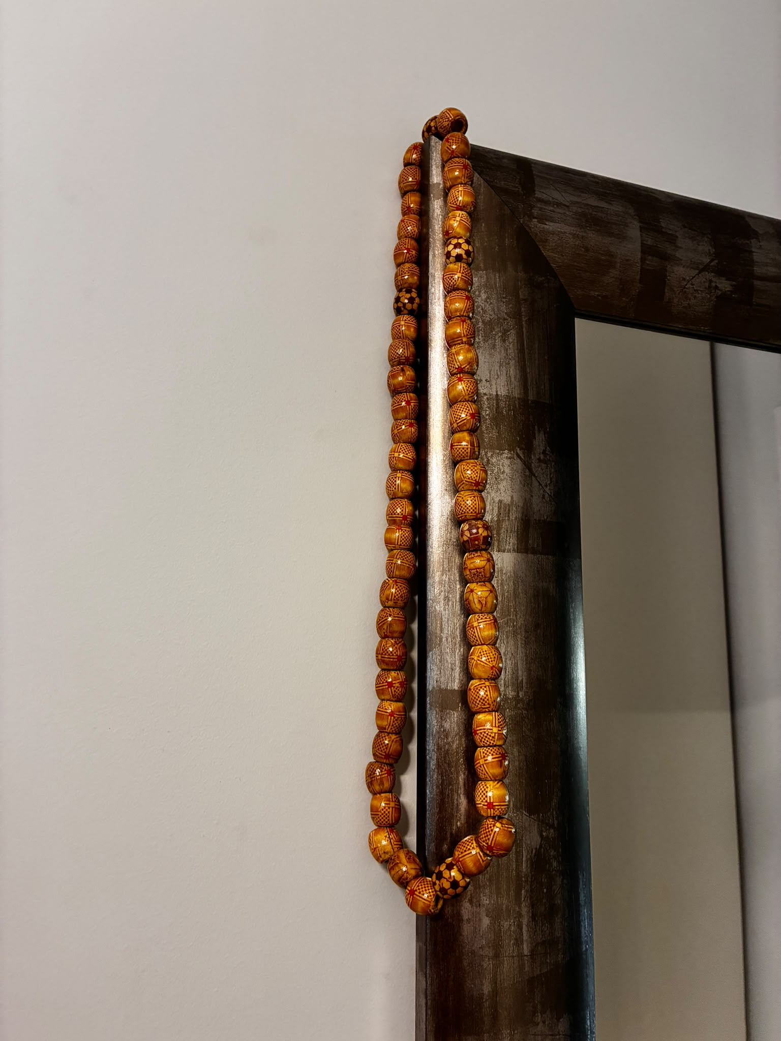 Collar en madera hindú decorado
